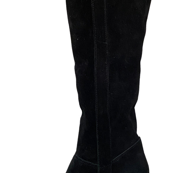 Botas Negras Altas, Com Solas Grossas, Ficam Em Madeira Mulheres Sapatos De  Inverno Imagem de Stock - Imagem de homem, densamente: 230900549